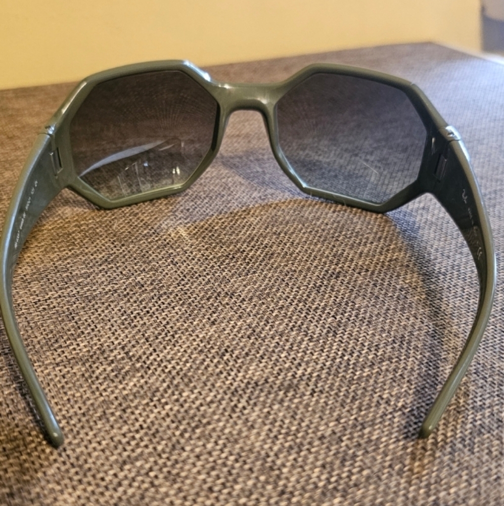 RAY BAN SUNGLASSES NWT ( SOLD OUT) IN THIS COLOR - Picture 3 of 9